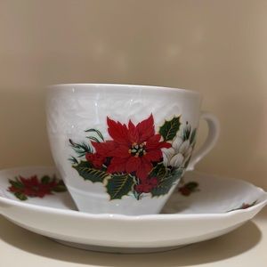 4 Holiday Cups & Saucers